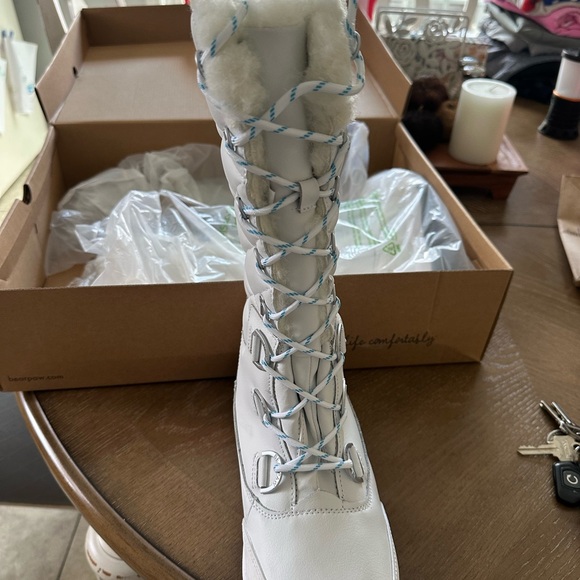 BearPaw White Quilted Boots - Picture 2 of 5